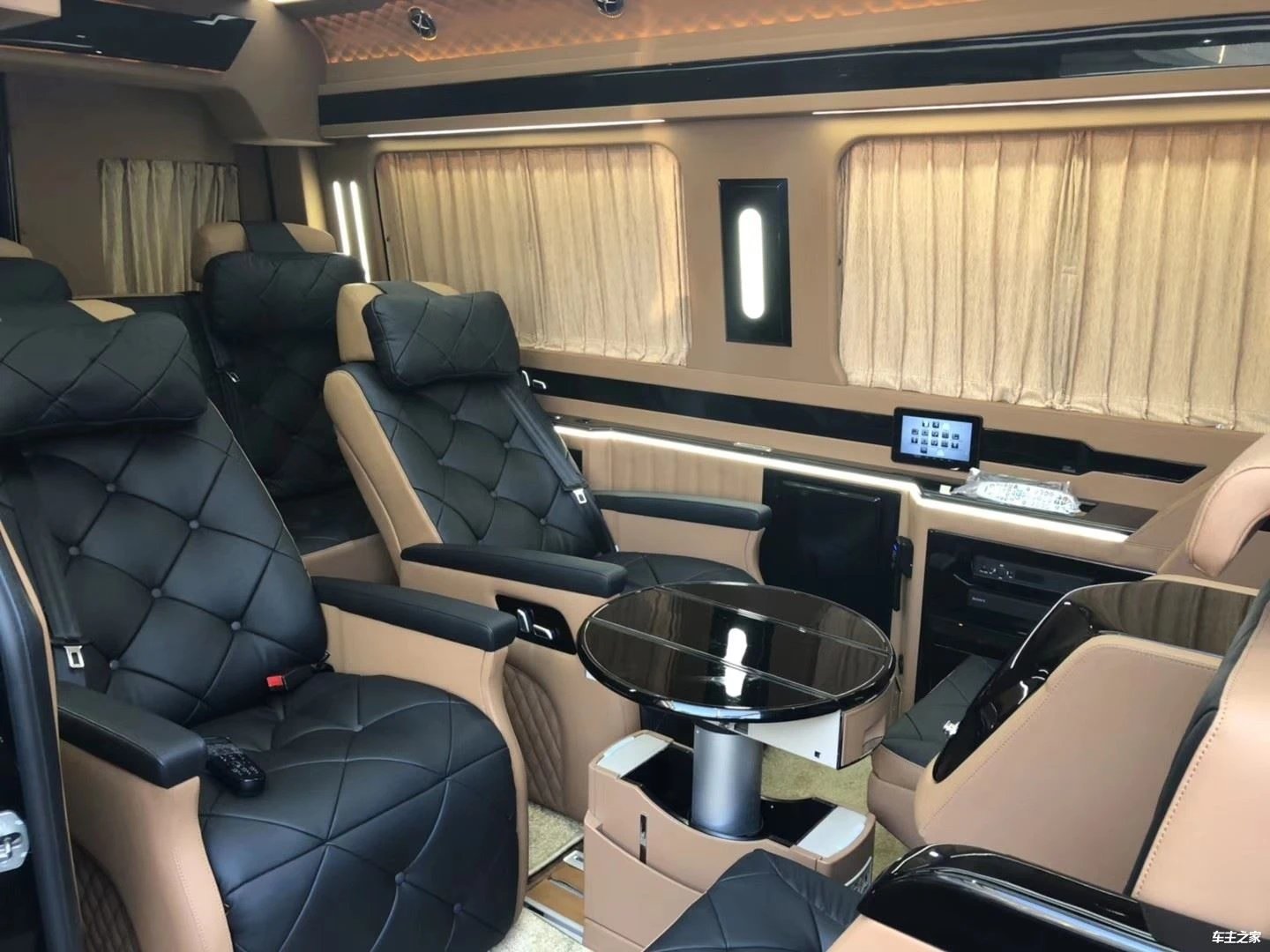 Puzdro na úpravu interiéru Mercedes-Benz Sprinter je čerstvo vydané, taký lux...