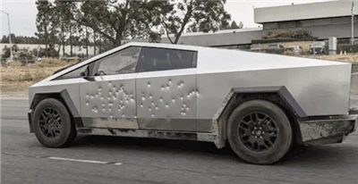 Musk: Cybertruck dokáže odolať iba podzvukovým guľkám.