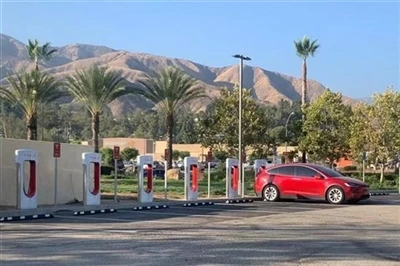 Tesla prišla s novými trikmi na účtovanie príplatkov počas rušných hodín.