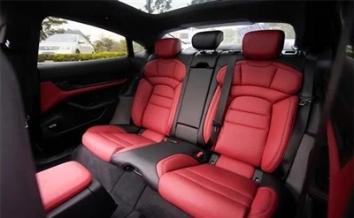 Interiér Porsche Taycan v čiernej a červenej koži